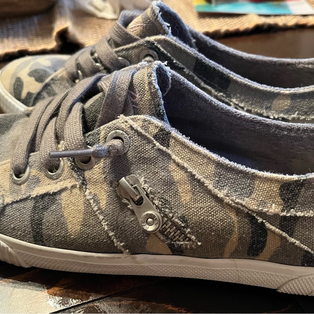 Womens size 7 1/2 Blow Fish camouflage sneakers - Picture 3 of 4